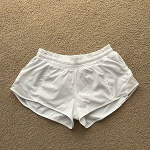 Lululemon 2.5” size 6 white hotty hot shorts